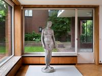 Lehmbruck Kolbe Mies van der Rohe, Kunstmuseen Krefeld, 2021  
(Ausstellungsansicht)  
Mies van der Rohe, Haus Lange, 1927 – 1930, Herrenzimmer  
Wilhelm Lehmbruck, Stehende weibliche Figur, 1910/11  
Kunstpalast, Düsseldorf – Dauerleihgabe der Freunde des Kunstpalastes  
© VG Bild-Kunst, Bonn für Mies van der Rohe  
Foto: Dirk Rose