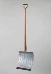 Marcel Duchamp, In Advance of the Broken Arm (Dem gebrochenen Arm voraus), (1915) 1964, Edition des originalen Readymade, Holz, galvanisiertes Metall und Eisen, 132 × 35 × 11 cm, Ex. 2/8, Edition Galleria Schwarz, Mailand, Staatliche Schlösser, Gärten und Kunstsammlungen Mecklenburg-Vorpommern, Staatliches Museum Schwerin, © Association Marcel Duchamp, ADAGP, Paris / VG Bild-Kunst, Bonn 2021, Foto: Staatliche Schlösser, Gärten und Kunstsammlungen Mecklenburg-Vorpommern, Staatliches Museum Schwerin / Gabriele Bröcker