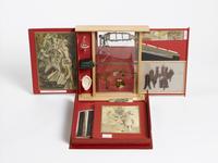 Marcel Duchamp, De ou par Marcel Duchamp ou Rrose Sélavy (Boîte-en-valise) (From or by Marcel Duchamp or Rrose Sélavy [The Box in a Valise]), (1941) 1966, cardboard box, covered with red leather, miniature replicas and color reproductions of works by Duchamp, box: 41.5 × 38.5 × 9.9 cm, 80 reproductions in various sizes, series F, edition of 75, unnumbered, Staatsgalerie Stuttgart, Graphische Sammlung, acquired 1980, © Association Marcel Duchamp, ADAGP, Paris / VG Bild-Kunst, Bonn 2021, photo: bpk / Staatsgalerie Stuttgart