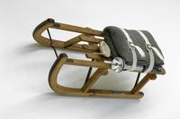 Joseph Beuys, Schlitten, 1969, Holzschlitten, Filz, Gurte, Stablampe, Fett, Schlitten gestempelt mit Ölfarbe (»Braunkreuz«), 35 × 90 × 35 cm, Aufl. 50 + 5 h. c., nicht nummeriert, nicht signiert, hrsg. von Edition Block, Berlin, Sammlung Block, Leihgabe im Neuen Museum Nürnberg, © VG Bild-Kunst, Bonn 2021, Foto: Uwe Walter, Edition Block, Berlin