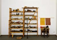 Joseph Beuys, Barraque DʼDull Odde, 1961–1967, 2 Regalgestelle mit über 650 Einzelobjekten, Arbeitspult mit Stuhl, 1 Gummituch + 1 Guttaperchatuch an der Wand, 3 Holzplastiken vor dem Doppelregal, 290 × 400 × 90 cm, Kunstmuseen Krefeld, Schenkung der Sammlung Helga und Walther Lauffs, © VG Bild-Kunst, Bonn 2021, Foto: Volker Döhne / Kunstmuseen Krefeld