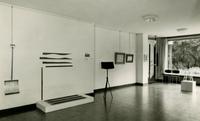 Ansicht der Ausstellung Marcel Duchamp, Museum Haus Lange, Kunstmuseen Krefeld, 19.6.–1.8.1965, © Association Marcel Duchamp, ADAGP, Paris / VG Bild-Kunst, Bonn 2021, Foto: Schambach & Pottkämper, Krefeld