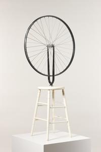 Marcel Duchamp, Roue de bicyclette (Fahrrad-Rad), (1913) 1964, verschiedene Materialien, Hocker, Fahrradgabel, Speiche, 128 × 64 × 33 cm, Ex. 1/8, Edition Galleria Schwarz, Hessisches Landesmuseum Darmstadt, © Association Marcel Duchamp, ADAGP, Paris / VG Bild-Kunst, Bonn 2021, Foto: Hessisches Landesmuseum Darmstadt, Wolfgang Fuhrmannek