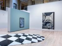 Shannon Bool  
Women in Their Apartment, 2019  
Teppich mit Stickerei  
Ausstellungsansicht: Shannon Bool. Promiscuous Rooms, Canadian Cultural Centre, Paris, 2019  
© Shannon Bool