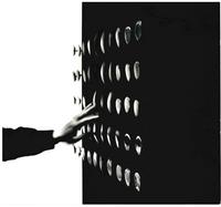 Yaacov Agam  
Tableau Tactile Sonore, 1963  
50 Blechkapseln, 50 Spiralfedern, Sperrholzplatte, Sperrholzkasten, Lackfarbe  
100 × 139 x 18,5 cm  
Slg. Kunstmuseen Krefeld  
© VG Bild-Kunst, Bonn 2021