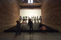 Julio Le Parc, Jeu-enquête Faites tomber les myths (Stürzt die Mythen), 1969  
Ausstellungsansicht Serpentine Gallery, London 2014  
© VG Bild-Kunst, Bonn 2022, Foto: Sylvain Deleu