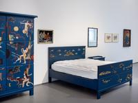 Helmuth Macke, Das Blaue Zimmer, 1925, erworben mit Unterstützung des Ministeriums für Kultur und Wissenschaft des Landes Nordrhein-Westfalen und der Kulturstiftung der Länder, Sammlung Freunde der Kunstmuseen Krefeld e.V.  
Im Hintergrund: Helmuth Macke, Musizierende Mädchen, 1927, Helmuth Macke, Rote Kuh, 1911, Helmuth Macke, Bildnis August Hoff, 1920, Kunstmuseen Krefeld  
Installationsansicht Kunstmuseen Krefeld, Kaiser Wilhelm Museum 2022 © Foto: Dirk Rose