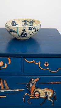 Helmuth Macke, Das Blaue Zimmer, 1925 und unbetitelt, 1920er Jahre, Keramikschale,
erworben mit Unterstützung des Ministeriums für Kultur und Wissenschaft des Landes Nordrhein-Westfalen und der Kulturstiftung der Länder, Sammlung Freunde der Kunstmuseen Krefeld e.V.  
Installationsansicht Kunstmuseen Krefeld, Kaiser Wilhelm Museum 2022 © Foto: Dirk Rose