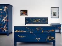 Helmuth Macke, Das Blaue Zimmer, 1925, erworben mit Unterstützung des Ministeriums für Kultur und Wissenschaft des Landes Nordrhein-Westfalen und der Kulturstiftung der Länder, Sammlung Freunde der Kunstmuseen Krefeld e.V.  
Im Hintergrund: Helmuth Macke, Musizierende Mädchen, 1927, im Spiegel: Helmuth Macke, Selbstporträt mit Palette, um 1910/11, Kunstmuseen Krefeld  
Installationsansicht Kunstmuseen Krefeld, Kaiser Wilhelm Museum 2022 © Foto: Dirk Rose