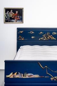 Helmuth Macke, Das Blaue Zimmer, 1925, erworben mit Unterstützung des Ministeriums für Kultur und Wissenschaft des Landes Nordrhein-Westfalen und der Kulturstiftung der Länder, Sammlung Freunde der Kunstmuseen Krefeld e.V.  
Im Hintergrund: Helmuth Macke, Musizierende Mädchen, 1927, Kunstmuseen Krefeld  
Installationsansicht Kunstmuseen Krefeld, Kaiser Wilhelm Museum 2022 © Foto: Dirk Rose