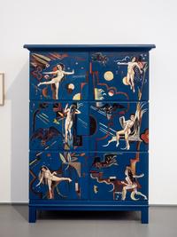 Helmuth Macke, Das Blaue Zimmer, 1925, erworben mit Unterstützung des Ministeriums für Kultur und Wissenschaft des Landes Nordrhein-Westfalen und der Kulturstiftung der Länder, Sammlung Freunde der Kunstmuseen Krefeld e.V.  
Installationsansicht Kunstmuseen Krefeld, Kaiser Wilhelm Museum 2022 © Foto: Dirk Rose