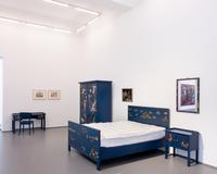 Helmuth Macke, Das Blaue Zimmer, 1925, erworben mit Unterstützung des Ministeriums für Kultur und Wissenschaft des Landes Nordrhein-Westfalen und der Kulturstiftung der Länder, Sammlung Freunde der Kunstmuseen Krefeld e.V.  
Im Hintergrund: Helmuth Macke, Zerschossene Ferme (Borbeau bei Soissons), 1916, Helmuth Macke, Bulgarische Ochsenkolonne in Birack, 1918, Helmuth Macke, Musizierende Mädchen, 1927, im Spiegel: Heinrich Nauen, Der Besuch, aus: Drove-Zyklus, 1913, Kunstmuseen Krefeld  
Installationsansicht Kunstmuseen Krefeld, Kaiser Wilhelm Museum 2022 © Foto: Dirk Rose