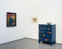 Helmuth Macke, Das Blaue Zimmer, 1925 und unbetitelt, 1920er Jahre, Keramikschale,
erworben mit Unterstützung des Ministeriums für Kultur und Wissenschaft des Landes Nordrhein-Westfalen und der Kulturstiftung der Länder, Sammlung Freunde der Kunstmuseen Krefeld e.V.  
Im Hintergrund: Helmuth Macke, Bildnis August Hoff, 1920, Helmuth Macke, Drei Pferde, um 1913, Kunstmuseen Krefeld  
Installationsansicht Kunstmuseen Krefeld, Kaiser Wilhelm Museum 2022 © Foto: Dirk Rose