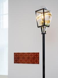 Sammlungssatellit #8, Shannon Bool trifft Otto Eckmann. Alles was jetzt entsteht ist der Stil unserer Zeit (Installationsansicht, Otto Eckmann, Fliesen, um 1900 und Shannon Bool, Gaslight Görli, 2022)  
Kunstmuseen Krefeld, Kaiser Wilhelm Museum 2022 © Foto: Dirk Rose