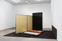 Andrea Zittel, Planar Partition #1, 2015  
Weaving, stainless steel, steel, paint, wood, lacquer, concrete, carpet  
© Andrea Zittel, Courtesy the artist and Sprüth Magers, Foto: Timo Ohler