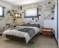 Andrea Zittel, Pattern Fields: Multiple Stories Under Different Headlines, Version 2 installiert in A-Z West, 2020  
© Andrea Zittel, Courtesy the artist
