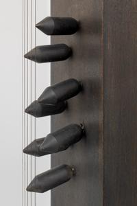 Pol Bury, Guitare, 1968  
Holz, Draht, Elektromotor; Auflagenobjekt 38/40, 91,5 × 23,5 × 22 cm Adolf-Luther-Stiftung, Krefeld  
© VG Bild Kunst, Bonn, Foto: Kunstmuseen Krefeld / Dirk Rose