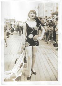Photo Meurisse, Mannequin in einem Sonia Delaunay Bade-Emsemble bei einer Modenschau in Trouville, 1928, Privatsammlung  
© Pracusa S.A.