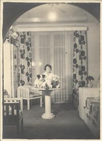 Marie-Jacques „Jacotte“ Perrier in ihrem Kinderzimmer, textile Ausstattung von Sonia Delaunay, Paris 1930  
© Perrier Familienarchiv