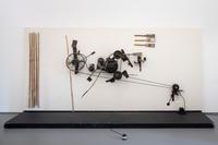 Jean Tinguely  
Le Chant du Cygne du Bambou, 1963  
Holz, Alteisen, Räder, Metallstäbe, Gummiriemen, Bambusrohre, Elektromotor  
245 × 495 × 110 cm  
Museum Tinguely, Basel. Ein Kulturengagement von Roche  
© VG Bild-Kunst, Bonn 2022 / Foto: Dirk Rose / Kunstmuseen Krefeld