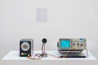 Timm Ulrichs  
Einton-Musik außerhalb (oberhalb) des menschlichen Hörbereichs, 1969/70 und 2022  
Sinusfrequenzgenerator, Lautsprecher, Oszillograph  
Maße variabel  
© VG Bild-Kunst, Bonn 2022 / Foto: Dirk Rose / Kunstmuseen Krefeld