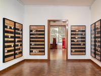 Andrea Zittel. Personal Patterns, HLHE Dialog Abstraktion Leben  
(Installationsansicht Andrea Zittel, Free Running Rhythms and Patterns, 2000 und A-Z Personal Uniforms, 1998, Courtesy Sammlung Goetz, München)  
Haus Esters, Kunstmuseen Krefeld 2022 © Andrea Zittel / Foto: Dirk Rose