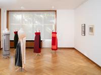 Andrea Zittel. Personal Patterns, HLHE Dialog Abstraktion Leben  
(Installationsansicht Andrea Zittel, A-Z Personal Uniforms, 1998, Me in Personal Panel in Front of the A-Z, 1998, Courtesy Sammlung Goetz, München und One Reason The A–Z Personal Panels are Special, 1998, Courtesy Sprüth Magers)  
Haus Esters, Kunstmuseen Krefeld 2022 © Andrea Zittel / Foto: Dirk Rose