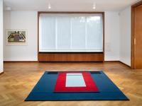 Andrea Zittel. Personal Patterns, HLHE Dialog Abstraktion Leben  
(Installationsansicht Andrea Zittel, A-Z Carpet Bed, 1995, Courtesy Frac Grand Large — Hauts-de-France, Dunkerque und My Neighbor Charles with His Carpet Furniture, 1999, Courtesy Marta Moriarty, Madrid)  
Haus Esters, Kunstmuseen Krefeld 2022 © Andrea Zittel / Foto: Dirk Rose