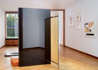 Andrea Zittel. Personal Patterns, HLHE Dialog Abstraktion Leben  
(Installationsansicht Andrea Zittel, Planar Partition #1, 2015, Study for Planar Configuration Variant #7, 2019, Study for Planar Configuration Variant #8, 2019 und Panels and Portals #2, 2020, Courtesy Sprüth Magers)  
Haus Esters, Kunstmuseen Krefeld 2022 © Andrea Zittel / Foto: Dirk Rose