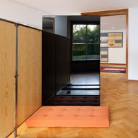 Andrea Zittel. Personal Patterns, HLHE Dialog Abstraktion Leben  
(Installationsansicht Andrea Zittel, Planar Partition #1, 2015, A-Z Carpet Bed, 1995, Courtesy Frac Grand Large — Hauts-de-France, Dunkirchen und A-Z Cellular Compartment Communities #3, 2002, Courtesy Sprüth Magers)  
Haus Esters, Kunstmuseen Krefeld 2022 © Andrea Zittel / Foto: Dirk Rose