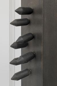 Pol Bury  
Guitare, 1968  
Holz, Draht, Elektromotor  
91,5 × 23,5 × 22 cm  
Auflagenobjekt 38/40  
Adolf-Luther-Stiftung, Krefeld  
© VG Bild-Kunst, Bonn  
Foto: Kunstmuseen Krefeld / Dirk Rose