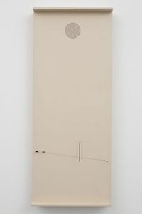Takis (Panayotis Vassilakis)  
Musical Hannover 6, 1973  
Holztafel, Saite, elektronischer Verstärker, Lautsprecher, Farbe  
205 × 83,5 × 15,5 cm  
Kunstmuseen Krefeld  
© Takis  
Foto: Kunstmuseen Krefeld / Dirk Rose