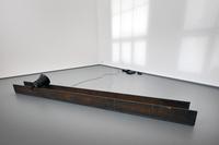 Bruce Nauman  
Steel Channel Piece, 1968  
Stahl, Tonbandgerät, Tonband, Megafon  
Courtesy: The Sonnabend Collection Foundation  
© VG Bild-Kunst, Bonn 2022  
Foto: Stadt Krefeld, Presse und Kommunikation, Andreas Bischof