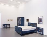Helmut Macke  
Blaues Zimmer, 1925  
mehrteilige Zimmereinrichtung, Bemalung  
Kommodenschrank 200 × 135,5 × 62 cm  
Bett 140 × 168 x 200 cm  
Nachtschrank 67 × 64,6 × 40 cm  
Kommode 120 × 95 x 59 cm  
Spiegel 80 × 60 cm  
Schminkkommode 70 × 124,5 × 47,5 cm  
2 Stühle je 85 cm Höhe  
Erworben 2021 mit Unterstützung des Landes NRW und der Kulturstiftung der Länder  
FK 148 a-h  
Foto: Kunstmuseen Krefeld / Dirk Rose