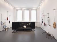 Eva Kot'átková  
Cutting the Puppeteer's Strings with Paper Teeth (Brief History of Daydreaming and String Control), 2016  
30 Puppen, 1 Bühnenkonstruktion, 55 Requisiten aus Stahl, 8 Requisiten aus Textil, variabel  
Erworben 2017  
FK 145  
© die Künstlerin  
Foto: Dirk Rose