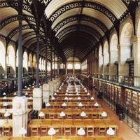 Candida Höfer  
Bibliothèque Saint-Geneviève Paris II, 1997  
C-Print, 85 × 85 cm  
Erworben 2003  
FK 106  
© VG Bild-Kunst, Bonn  
Foto: Kunstmuseen Krefeld / Volker Döhne
<span style="color: #2f7176;">Alles ist aufstrebend und nach vorne gerichtet. Was steht hier eigentlich im Zentrum? Das Buch an sich nicht mehr – wohl aber die Weiterungen, die das gesammelte Wissen eröffnet. Alles ist licht. In der architektonischen Sprache des industriellen Zeitalters wirkt dieser Lesesaal wie ein Bahnhof, von dem aus die Welt zu sich selbst aufbricht. Der Blick wird geführt wie in einem Tunnel – dadurch entsteht Dynamik. Sainte-Geneviève geht zurück auf ein altehrwürdiges Kloster. Erinnern die Tischreihen nicht an das Refektorium?! Konsum: einst Speise und Trank für den Leib, heute Nahrung für den Geist. In der Linse der Fotografin münden Gestern und Heute, Fundament und Überbau, Religiöses und Weltliches in eine optimistische, fast kompromisslose Perspektive, in der es nur das „Vorwärts“ gibt.
Dr. Martina Crone-Erdmann</span>
