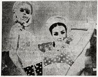 Sigmar Polke  
Freundinnen I, 1967  
Offsetdruck, 48 × 61 cm  
Erworben 1997  
FK 59  
© VG Bild-Kunst, Bonn  
Foto: Kunstmuseen Krefeld / Volker Döhne
<span style="color: #2f7176;">Die Graphik Freundinnen I ist das erste graphische Blatt, das Sigmar Polke als autonome Edition hergestellt hatte. Mit diesem Motiv befinden wir uns direkt mitten drin in der europäischen, hier deutschen Version der Pop Art-Bewegung, die in den USA sowohl an der East wie auch an der West Coast sich zu Beginn der 1960er Jahre entwickelt hatte und die wie ein innovativer Sturm über die europäische Kunstszene eingebrochen war. Mit den deutschen Künstlern Konrad Lueg, Sigmar Polke und Gerhard Richter fand sich eine deutsche Variante der Pop Art-Bewegung: Bild- und Graphikmotive wurden aus einem Fundus trivialer Ästhetik, wie Zeitungsbildvorlagen, Tapeten, Gebrauchsplakaten, Zeitungsvorlagen etc. geschöpft, weniger farbenfroh als bei den amerikanischen Kollegen, dabei durchaus hintergründig mit Satire und Sarkasmus gewürzt. Das Blatt Freundinnen I war ursprünglich eine Bildvorlage aus einer Zeitung, die Sigmar Polke stark vergrößerte, wobei hier die feine Rasterung des ehemaligen Zeitungsbildes zu einem groben Raster des neuen Bildes führte. Es entsteht durch Vergrößerung und Herauslösen aus einem ursprünglichen Zusammenhang ein neues autonomes Bild, das die damalige Werbung und Trivialästhetik ironisch zitiert. Die Nennung „I“ im Titel Freundinnen I bedeutet, dass es eine weitere Variante gleichen Motives gibt, nämlich die Arbeit Freundinnen II, motivgleich, allerdings in einer Auflage von 25 Exemplaren jeweils individuell vom Künstler mit sparsam gesetzten farblichen Akzenten handübermalt.
Ralph Kleinsimlinghaus</span>
