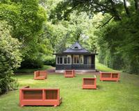 Andrea Zittel  
Planar Composition for Esters Garden House (part II), 2022  
Installationsmaße variabel  
Erworben 2022, Schenkung der Familie Melcher, mit Unterstützung des Ministeriums für Kultur und Wissenschaft des Landes Nordrhein-Westfalen  
FK 151  
© die Künstlerin  
Foto: Kunstmuseen Krefeld / Dirk Rose